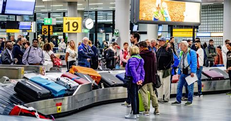 Infographic met de verschillende stappen van bagageafhandeling op een luchthaven.