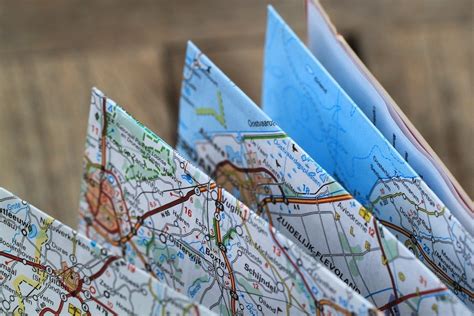 Foto van een opengeklapte papieren wegenkaart van Amerika, met een pen die een route aangeeft.