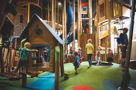 Kinderen spelen in een indoor speeltuin