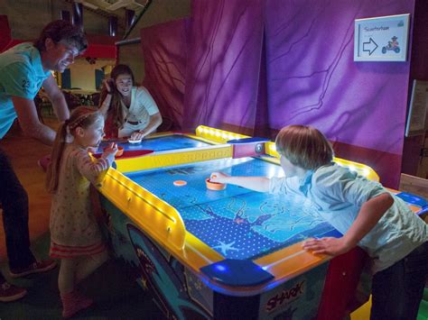 Amusementshal met airhockey en flipperkasten