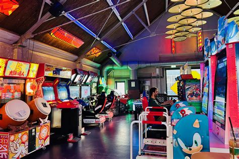 Interieur van een gamehal met diverse spellen