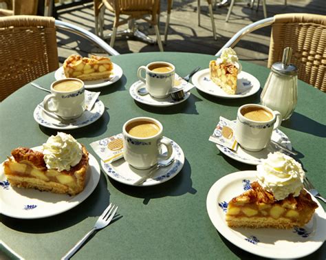 Een sfeervol Oostenrijks café met gebak en koffie