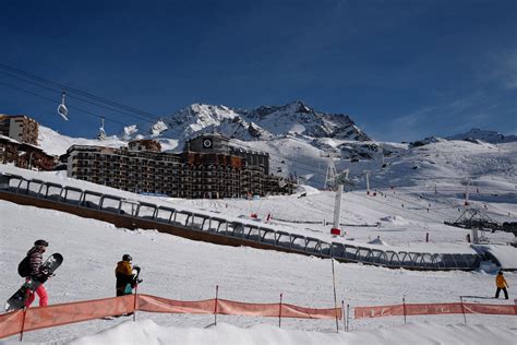 Een collage van verschillende Franse skiresorts, met een focus op de aangeboden accommodaties.