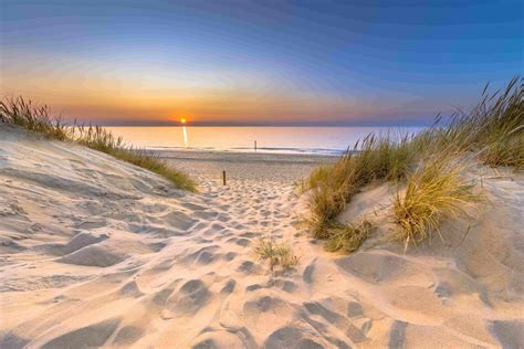 panoramisch uitzicht op het strand van Domburg met duinen en de zee
