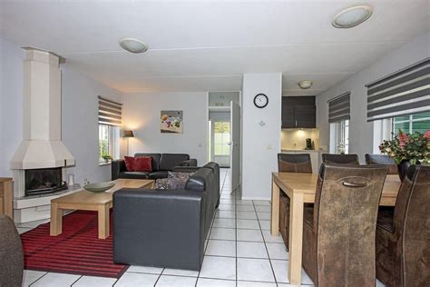 interieur van een gezellig ingericht vakantiehuis in Domburg met comfortabele zitruimte