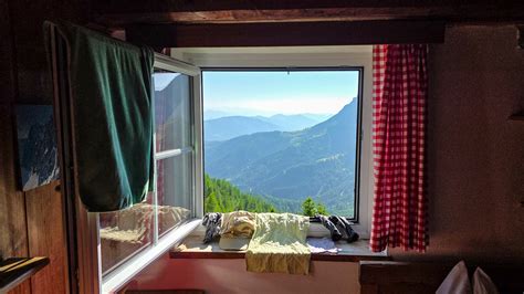 Panorama uitzicht op de Beierse Alpen vanuit een berghut