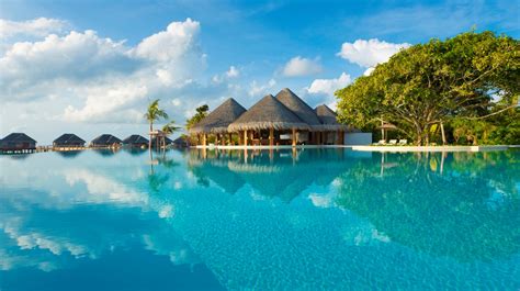Luchtfoto van een luxe resort op de Malediven met witte stranden en turquoise water