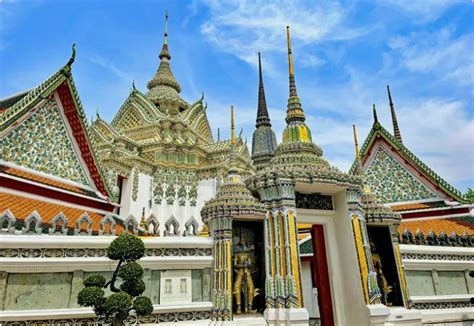 Tempelcomplex in Thailand met gouden daken en tropische begroeiing