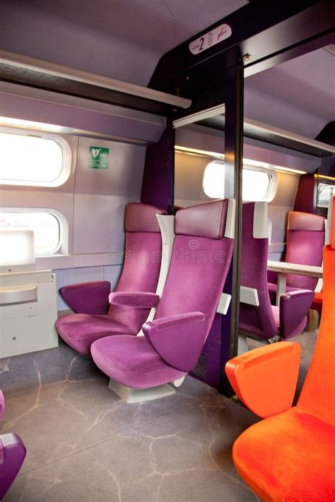 Interieur van een Spaanse hogesnelheidstrein (AVE) met comfortabele stoelen en wifi