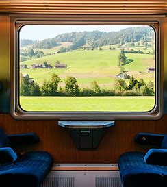 Uitzicht vanuit een treinraam op het Spaanse landschap