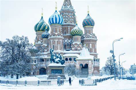 Foto van een besneeuwd Rode Plein in Moskou tijdens de winter