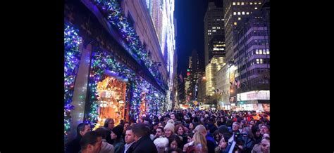 Kerstverlichting en decoraties in New York tijdens de feestdagen.