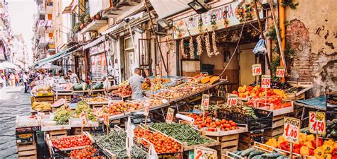 Een straatbeeld in Napels met typische Italiaanse kenmerken.