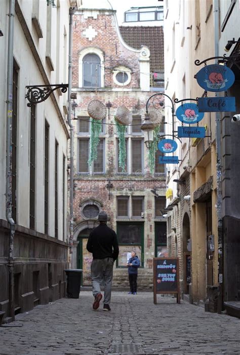 Een sfeervolle straat in een Belgische stad met historische architectuur.