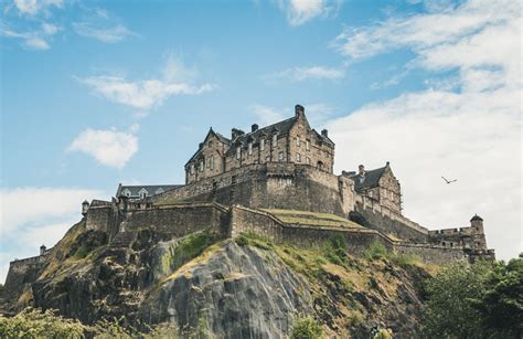 De Royal Mile in Edinburgh met het kasteel op de achtergrond