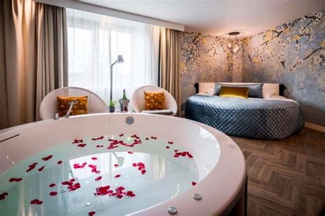 Interieur van een luxe hotelkamer met bubbelbad en sauna
