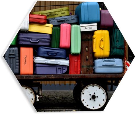 Overzicht van verschillende kleuren en modellen koffers in de sale.