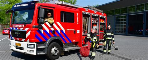 Foto van een brandweerwagen op een luchthaven