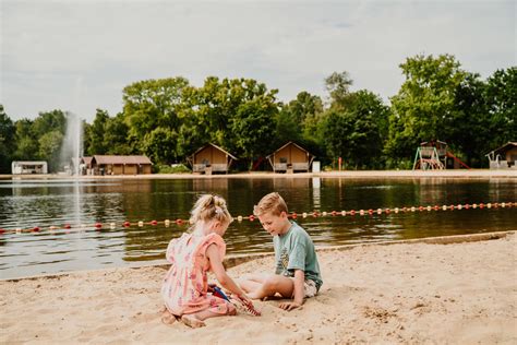 Kinderen spelen op het strandje bij de zwemvijver