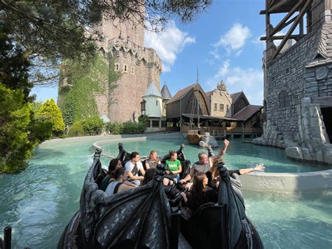 impressie van een themagebied in Phantasialand met gasten die genieten van attracties