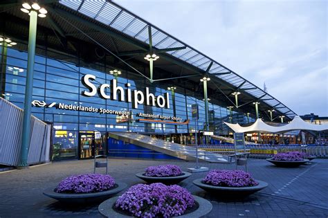 Foto van Schiphol Airport met vrachtvliegtuigen