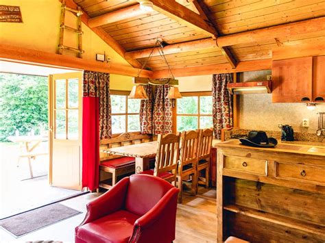 Overzicht van verschillende accommodatietypes op Vakantiepark Slagharen, zoals de Raccoon Lodge en Cowboy Cottage.
