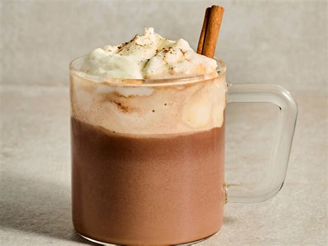 Een gezin geniet van warme chocolademelk in restaurant Biergarten tijdens de winter.