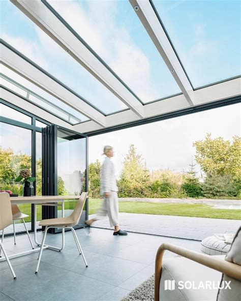 Een illustratie die de naadloze overgang tussen indoor en outdoor gebieden van Toverland toont.