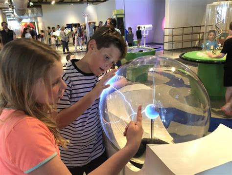 Kinderen doen experimenten in het NEMO Science Museum.