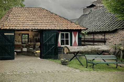 Foto van de ambachtelijke klompenmakerij