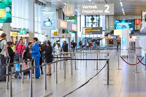 Illustratie van een drukke vertrekhal op Schiphol Airport met veel reizigers