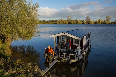 Gezin aan het varen op een Sloveens meer