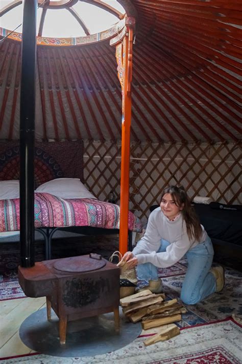 Interieur van een Mongoolse yurt met een brandende houtkachel
