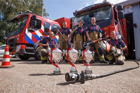 een brandweerteam werkt aan het aanleggen van een watertransport