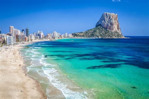 Landschap van de Costa Blanca met stranden en bergen