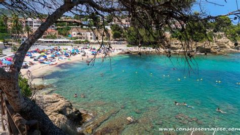 Playa La Fustera met gouden zand en helderblauw water