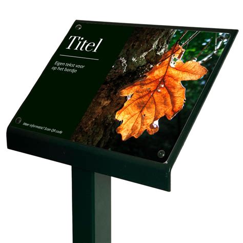 Informatiebordje met parkeerinstructies en tarieven