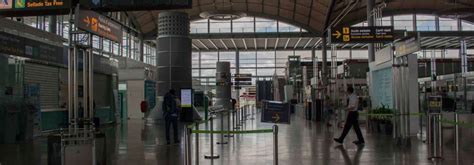 Luchthaven van Alicante met huurauto balies