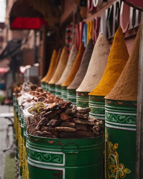 Een sfeervolle straat in de medina van Marrakesh, met kleurrijke winkeltjes en traditionele architectuur
