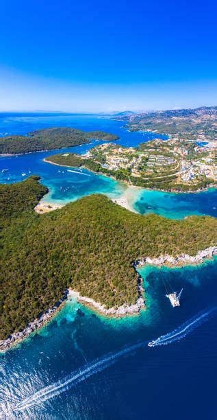 Schilderachtige baai in Sivota met turquoise water