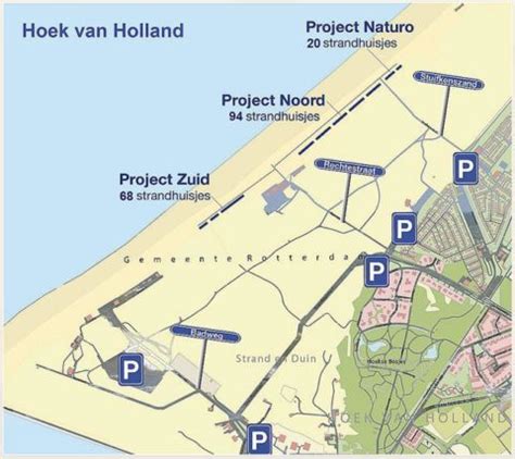 Een panoramisch uitzicht over het brede strand van Hoek van Holland met diverse strandhuisjes.