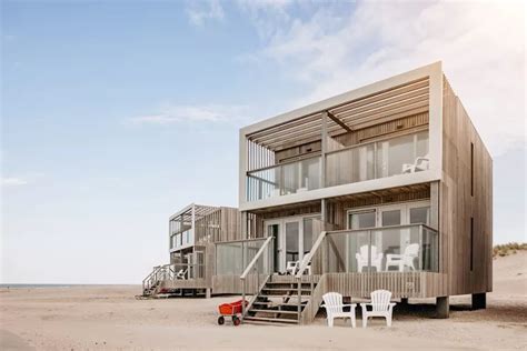 Moderne strandvilla's in Hoek van Holland met uitzicht op zee.