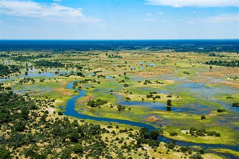 Luchtfoto van de weelderige Okavango Delta, Botswana, met waterwegen en eilanden