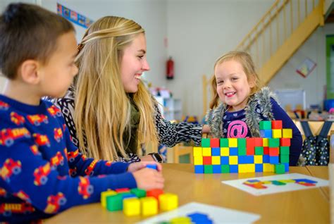 Illustratie van een vrolijke peuterspeelzaal met kinderen
