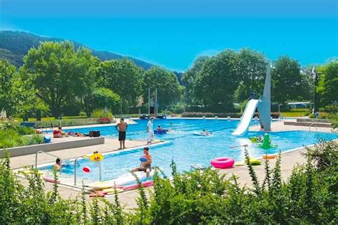 Gezin geniet van het zwembad op een Kroatische camping