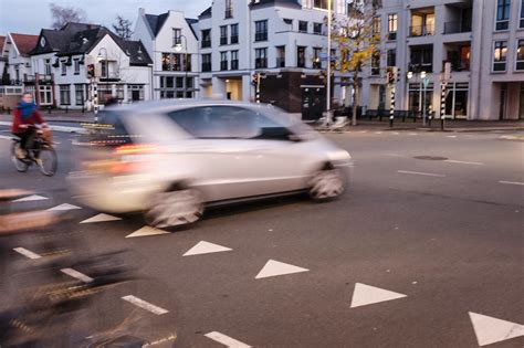 Auto rijdt door een schilderachtige route in Kroatië