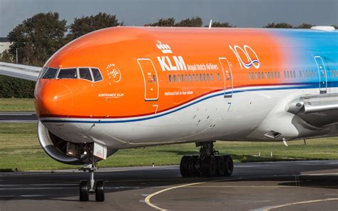 Vliegtuig met speciale KLM 100-jaar stickers