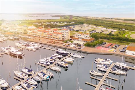 Luchtfoto van vakantiepark Port Zélande met de kustlijn en het Grevelingenmeer