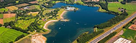 Overzicht van de zwembaden op recreatiepark De IJsvogel