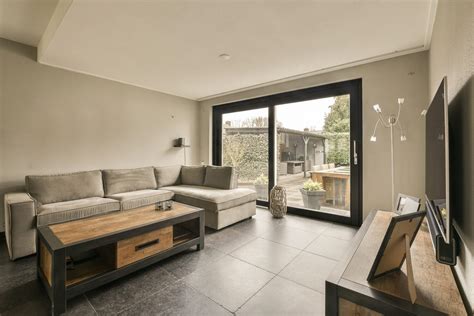 Interieurfoto van de lichte woonkamer met schuifpui naar de veranda